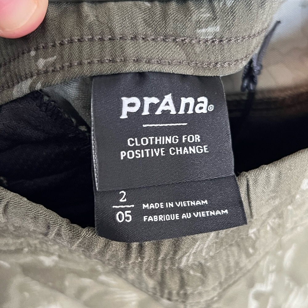Prana Womens Halle Camouflage Relaxed Fit Shorts Green Size 2 Inseam 3" NWT